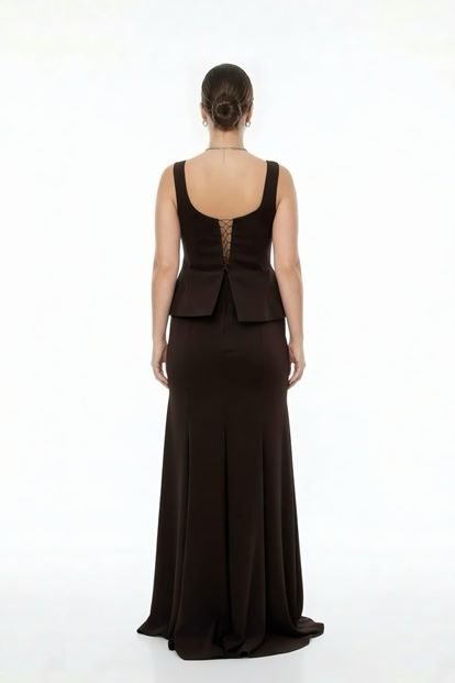 فستان سهرة بني اللون بأشرطة رفيعة، مقاسات كبيرة